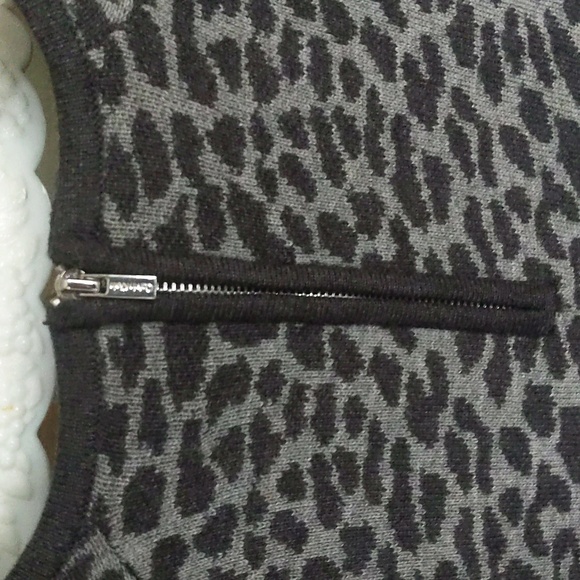 Calvin Klein Gray Leopard Print Short Sleeve Sweater Dress - Women's Medium - Picture 5 of 7